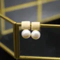 Eleganti orecchini di perle con perni quadrati dorati ideali per uno stile vintage chic. - Orecchini Opachi Quadrati
