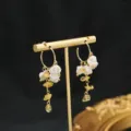 Eleganti orecchini a cerchio dorati con perle naturali pendenti e cristalli gialli di moda. - Cerchi a C Barocchi in Citrino