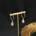Orecchini a cerchio dorati con pietra rosa a goccia e piccola perla, design elegante e minimalista. - Cerchio Quarzo Rosa