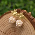 Barock Perlen Bienen Ohrringe Retro vergoldet Nische Design Schmuck fuer Damen elegant - Weiße Blumenkugel Biene Ohrringe