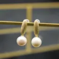 Eleganti orecchini di perle d'acqua dolce con borchie in oro strutturato per le donne. - Orecchini Ovali Lunghi Spazzolati