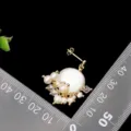 Orecchini di perle d'acqua dolce fatti a mano con madreperla e cristalli in stile dorato. - Orecchini a Grappolo di Fiori di Perle