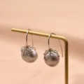 Barocke Perlen Ohrringe im eleganten Hänge Design mit grauen Perlen und Metall Haken. - Graue Süßwasser-Barockperle (925 Silberhaken)