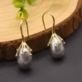Barocke Perlen Ohrringe vergoldet 18k vintage elegante Nischen Design Schmuck fuer Damen Stilvoll - Goldhaken Graue Perle (925 Silberstift)