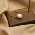 Elegante anello aperto dorato con singola perla bianca lucida per donne da tutti i giorni. - Montatura Quadrata (GR0266C)