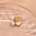 Detailaufnahme der Barockperlen-Blumenbrosche mit einzigartigen Blütenblättern und funkelndem Stein. - Blumenbrosche C