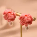 Elegante geschnitzte rosa Blumen Perlen Ohrstecker mit hängenden Perlen auf Ständer. - Korallenrosa Geprägt (Silberstift) / Rosa