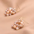 Elegante Cluster Perlen Ohrhänger mit rosa, lila und weißen Perlen an filigranen goldenen Haken. - Weintraube-Design / Lila/Rosa/Weiß