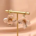 Elegante natürliche Perlenblumenohrringe mit funkelndem Zirkon und Gold-Finish für Damen. - Vierblättrige Blumenohrstecker