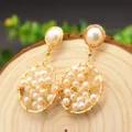 Elegante handgemachte Süßwasserperlen Ohrringe mit goldenem Draht, schicker Ohrschmuck für Damen. - Runde Stecker Ohrhänger
