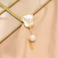 Chinesischer Stil Süßwasser Perle Brosche, exquisite fächerförmiges Design mit Anhänger. - Fächer Perlenbrosche
