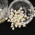 Einschließlich exquisite Perlenblumenbrosche mit funkelnden Strasssteinen und feinem Draht. - Türkis Schneeflocken Stil (GO0401)