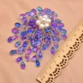 Spilla elegante con perle e bellissime gocce sfumate blu dal design vintage raffinato. - Stile Ramo di Cristallo Blu
