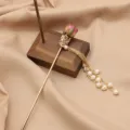 Elegante Vintage Perlen Haarnadel mit getrockneter Rose und Goldquaste für traditionelle Frisuren. - Rosarote Blume Perle Quaste Haarnadel