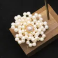 Elegante Perlenblumen-Brosche für Damen, hochwertiges handgefertigtes Schmuckstück. - Doppelschichtige Perlen Blumen Stil (GO0401)