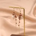 Elegante Barockperle Ohrringe mit roten Perlen Quasten und goldfarbenem Kettenanhänger. - Perlen Quasten Ohrringe (GE0565)