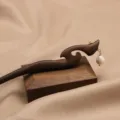 Holzhaarnadel mit Perlenanhänger, elegante klassische Haargabel für traditionelles Haarstyling. - Einfache Ebenholz Haarnadel mit Perlenanhänger