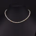 Elegante Perlenkette mit zarten Gold-Abstandshaltern, schickes Choker-Design für stilvolle Frauen. - Metall-Akzentuierte Perlenkette