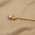 Eleganter goldener Haarschmuck mit violetter Perle und floralem Motiv für klassisches Styling. - Lila Edison-Perlen-Haarnadel