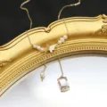 Natürliche Süßwasserperlen Halskette mit Schmetterling und Kristall Anhänger goldfarben. - Zirkonia Schleife Perle Halskette