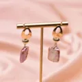 Barockperle Ohrringe, rosa unregelmäßige Perle mit goldfarbenem Metallständer Präsentation. - Quadratische Violette Barock Anhänger Ohrringe