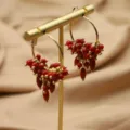 Wunderschöne goldene Creolen mit leuchtend roten Perlenanhängern für einen Sommerstil. - Korallen-Stil Creolen
