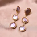 Handgemachte drahtummantelte Barockperle lange Ohrringe in Lila mit goldenem Metallfinish. - Violette Flache Barockperle Ohrringe