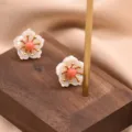 Elegante Perlmutt Blumen Ohrstecker mit goldenen Staubblättern und rosa Perle als Schmuck. - Roter Jaspis