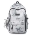 Detailansicht eines grauen Schülerrucksacks mit Schmetterlingsdruck und Reißverschlussfächern. - Rucksack / Grau