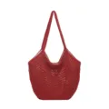 Rote Strick-Hohltasche Detail, mit weicher Häkelstruktur und praktischem Innenfutter. - Rot