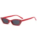 Rote Katzenaugen-Sonnenbrille mit glänzenden Strasssteinen, modische Brille für Damen und Herren. - Schwarz mit Punkten / Roter Rahmen Dunkelgraue Gläser