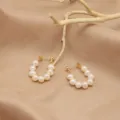 Natürliche Perlen-Creolen Retro Perlenperlen minimalistische goldene Ohrringe für Frauen. - Einzelschleifen-Design / Weiß
