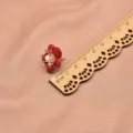 Orecchini a perno perla fiore rosso placcato oro con zircone, bellissimo gioiello vintage. - Orecchini a Bottone Floreali Bambù di Mare
