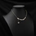 Collier plaqué or élégant avec des pierres concassées naturelles, des perles et un nœud. - Pendentif Nœud en Pierre Naturelle / 47cm