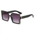 Gafas de sol cuadradas oversize con lentes degradadas moradas y patillas texturizadas. - Montura Negra/Gris Degradado