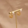 Elegante 18K vergoldete Perlenohrringe, minimalistisches Kugel-Design in Gold-Optik. - Drahtumwickelter Kugel-Stecker Zwei-Wege