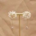Elegante Blumen Perle Ohrringe mit Kupfer 18K vergoldet und rosa Perle Anhänger Stil. - Blütenbüschel-Ohrstecker