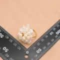 Anello grappolo di perle d'acqua dolce naturali design fiore dorato vintage misura dimensione - Stile Fiore a Quattro Strati di Perla Bianca