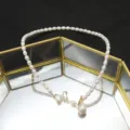 Perlenkette mit Kristall Schmetterling Anhänger Elegante Goldene Schließe Modeschmuck - Asymmetrische Schmetterling Halskette