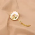 Neues chinesisches Perlen-Brosche, feine Fächerform, 18K vergoldet, Perlmutt-Inlay und edle Quaste. - Chrysantheme Fächer Perlenbrosche