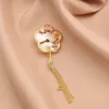 Neuer chinesischer Perlen-Pflaumenblüten-Broche, elegante Perlmutt Quaste Anstecknadel. - Pflaumenblüte Fächer Perlenbrosche