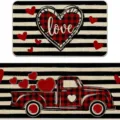 Vista dettagliata dei tappetini per San Valentino con cuori a quadri rossi e camion - Camion e Cuore / 40x60cm