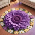 Vista detallada de una alfombra redonda de terciopelo con flor morada 3D y pequeñas flores lindas - 40*40cm (Terciopelo de Cristal) / Flores de pavo real——3