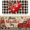 Dettaglio tappeti San Valentino con disegni di gnomo, camion e cuori a quadri bianchi e neri. - Collana a cuore con fiocco / 40x60cm