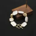 Elegantes, unregelmäßiges Süßwasserperlen-Armband mit goldenem Metall und Knebelverschluss. - Weißes quadratisches Set Armband