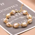 Golddraht gewickeltes Naturperlen Armband Variante, eleganter Sommerschmuck fuer Damen Alltag. - Verstellbares Barockperlenarmband