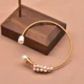 Elegantes Perlendraht Metall Armband fuer Damen, schickes galvanisiertes 18k Gold. - Minimalistischer Saatperlen Armreif