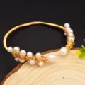 Goldfarbenes Draht Perlen offenes Armband, vintage minimalistischer Schmuck Stil. - Barockperle Armreif Stil 3