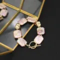 Elegantes Barockperlenarmband mit Goldverschluss, schicker minimalistischer Damenschmuck - Pink-Lila Quadratisches Set (GB0055)