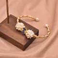 Goldener Draht Perlen Armreif mit blaue Blume, vintage Stil Damen Schmuck Zubehör. - Cloisonné Emaille Perlenarmreif